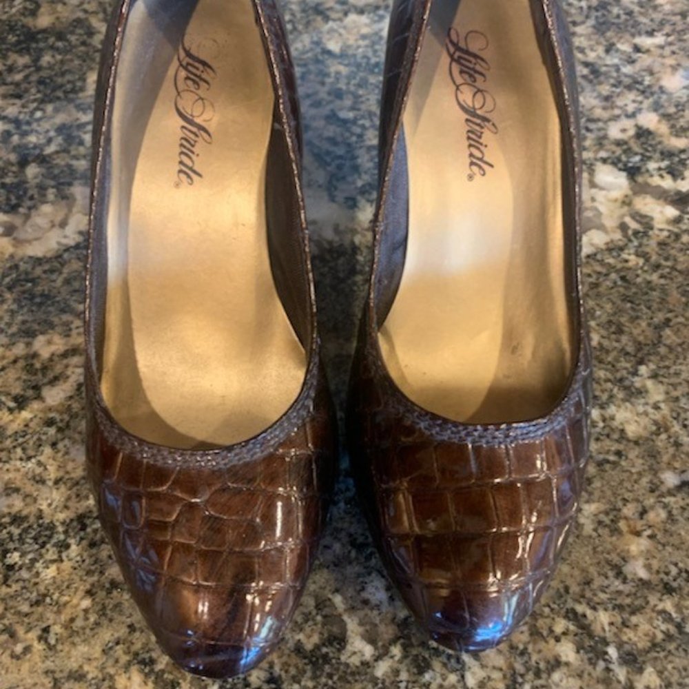 Life Stride Brown Pumps